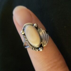 Beautiful Vintage Pink MOP Sterling Silver Navajo Ring